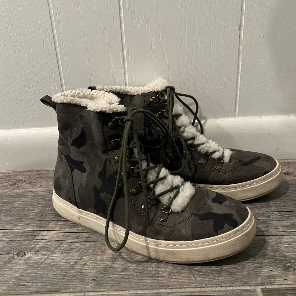 Billabong Women's "Take A Hike" Camo Sherpa Lined Hi-top Shoes